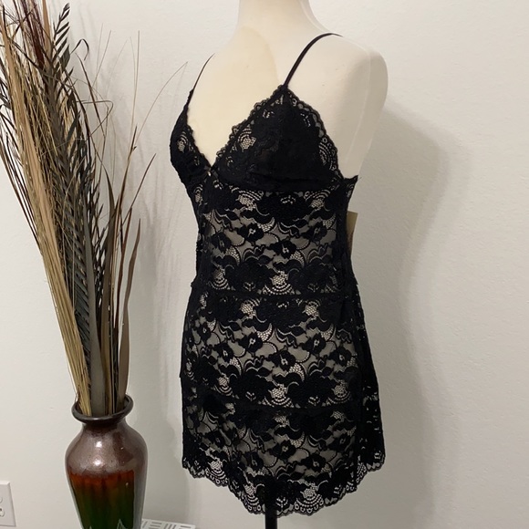 Black lace lingerie - Picture 7 of 9